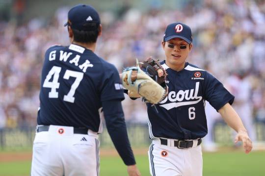 글러브 마주치는 곽빈과 오명진. 사진[연합뉴스]