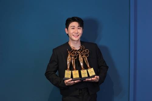 가수 영탁이 ‘제34회 서울가요대상’에서 4관왕이라는 인기 대기록을 달성했다.