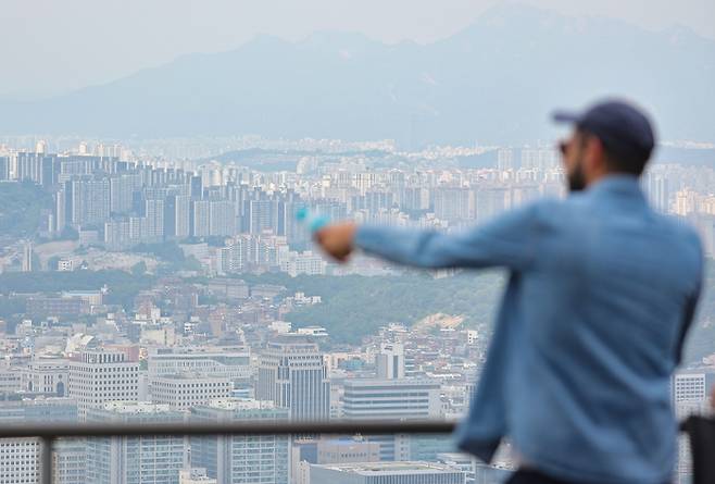 10일 서울 남산에서 바라본 성북구, 노원구 일대 아파트 단지 모습. [사진 출처 = 연합뉴스]