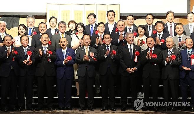 19일 뉴오타니호텔 도쿄에서 열린 주일 한국대사관 주최 한일 국교 정상화 60주년 기념 리셉션에서 박철희 주일 한국대사, 기시다 후미오 전 일본 총리 등 참석자들이 기념 촬영하고 있다.  [연합뉴스]