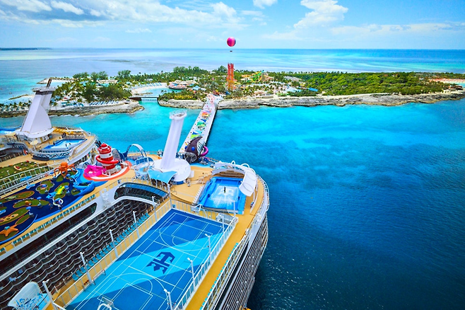 유토피아호의 쌍둥이 배인 원더호와 코코케이섬 전경 / 사진=한진관광