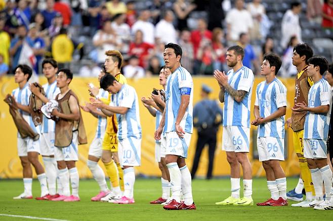 울산 HD 선수들이 22일(한국시간) 열린 클럽 월드컵 조별리그 F조 2차전에서 플루미넨시에 패한 뒤 팬들에게 인사하고 있다. 로이터연합뉴스