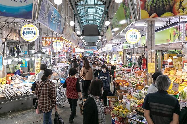 경기도와 경기도시장상권진흥원이 이달 21~29일 전통시장과 골목상권을 살리기 위해 진행하는 '경기 살리기 통큰 세일'에 참여하고 있는 의정부 제일시장 내 모습.  경기도