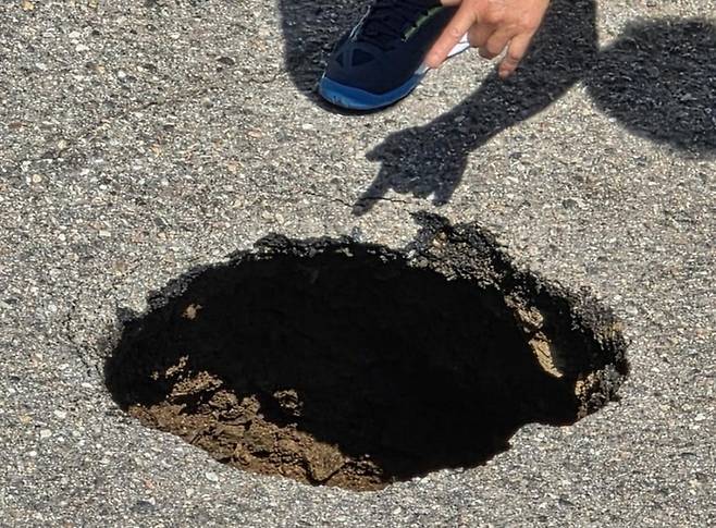 싱크홀 [사진출처=연합뉴스/ 독자 제공]