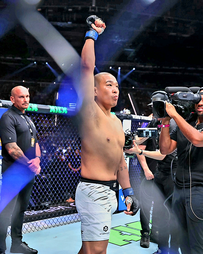 박준용이 2025년 6월 아제르바이잔 바쿠 크리스털 홀 UFC on ABC 8 제5경기 승리를 자축하고 있다. 사진=TKO