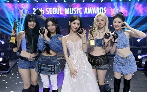 그룹 i-dle (아이들)이 올해만 세 번째 대상을 품에 안았다.