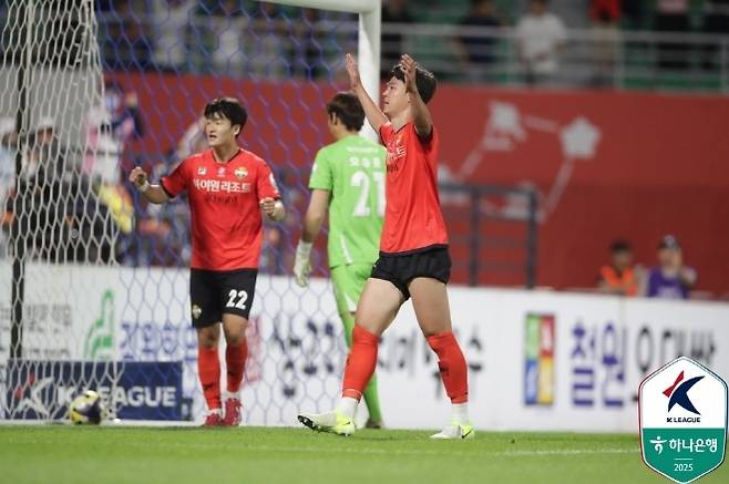 김건희(사진 오른쪽). 사진=한국프로축구연맹