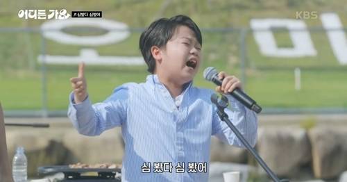 가수 황민호가 단오 잔칫날, 모두의 심장을 뒤흔든 무대를 선사했다. 사진=어디든 가요