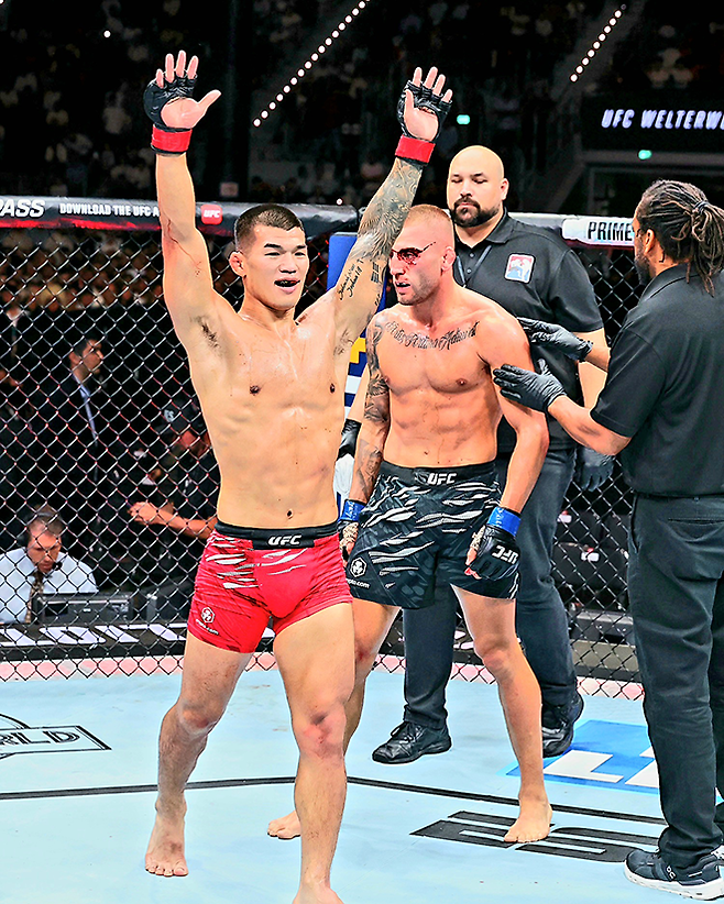 제41회 국제삼보연맹 세계선수권대회 컴뱃 부문 금메달리스트 고석현이 2025년 6월 아제르바이잔 바쿠 크리스털 홀 UFC on ABC 8 제6경기 종료 후 승리를 자신하고 있다. 뒤는 고개를 숙인 Contender Series 시즌7 출신 오반 엘리엇. 사진=TKO