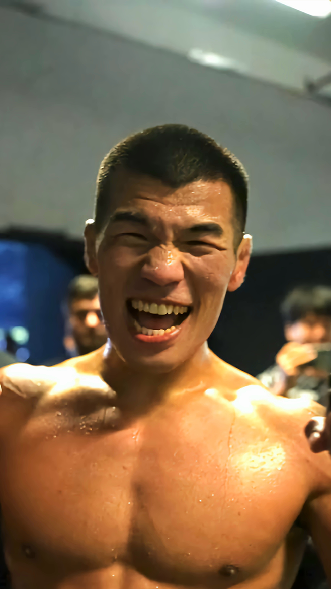 제41회 국제삼보연맹 세계선수권대회 컴뱃 부문 금메달리스트 고석현이 2025년 6월 아제르바이잔 바쿠 크리스털 홀 백스테이지에서 UFC 데뷔전 승리를 기뻐하고 있다. 사진=TKO