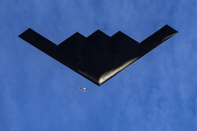 [패서디나=AP/뉴시스] 1일(현지시각) 미 캘리포니아주 패서디나에서 제136회 로즈 퍼레이드가 열린 상공을 미 공군 B-2 스피릿 스텔스 폭격기가 비행하고 있다. 매년 1월 1일에 열리는 로즈 퍼레이드 올해의 주제는 '인생 최고의 하루'이며 퍼레이드를 이끄는 '그랜드 마샬'은 미 테니스 전설 빌리진 킹이 맡았다. 2025.01.02.