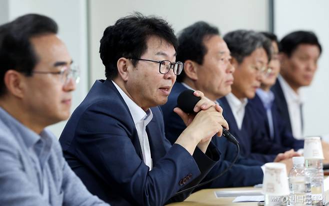 [서울=뉴시스] 이한주 국정기획위원회 위원장이 22일 오후 서울 종로구 정부서울청사 창성동 별관 브리핑실에서 기자간담회를 하고 있다. 2025.06.22.