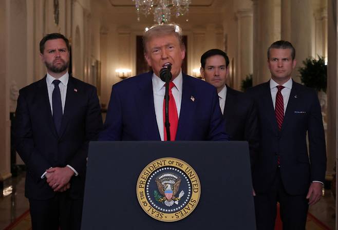 도널드 트럼프 미국 대통령이 21일(현지시간) 워싱턴 DC 백악관에서 이란 핵시설 공습 사실을 확인하는 대국민담화를 하고 있다. 뒷줄 왼쪽부터 JD 밴스 부통령, 마코 루비오 국무장관, 피트 헤그세스 국방장관. /로이터=뉴스1