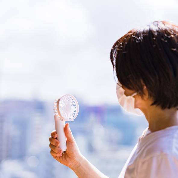한 일본 여성이 휴대용 선풍기를 사용하고 있다. 사진은 기사와 무관함. /사진=게티이미지뱅크