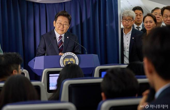 [캘거리=뉴시스] 최진석 기자 = 이재명 대통령이 16일(현지 시간)  주요 7개국(G7) 정상회의 참석을 위해 캐나다 앨버타주 캘거리로 향하는 공군 1호기에서 기자간담회를 하고 있다. (공동취재) 2025.06.17. myjs@newsis.com /사진=