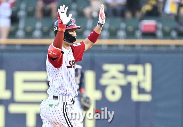 22일 오후 서울 잠실야구장에서 진행된 '2025 프로야구 KBO리그' LG트윈스와 두산베어스의 경기. LG 박해민이 7회말 무사 1루서 2루타를 친 뒤 환호하고 있다./잠실 = 송일섭 기자