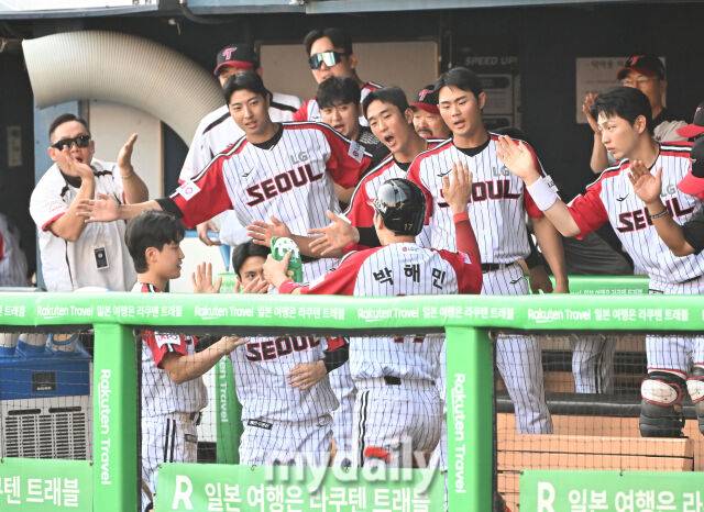 22일 오후 서울 잠실야구장에서 진행된 '2025 프로야구 KBO리그' LG트윈스와 두산베어스의 경기. LG 박해민이 3회말 1사 만루서 오스틴의 외야 뜬공때 홈으로 쇄도해 세이프된 뒤 덕아웃서 환호하고 있다./잠실 = 송일섭 기자