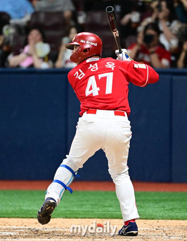 2025년 6월 18일 오후 서울 고척스카이돔에서 열린 '2025 신한 SOL뱅크 KBO 리그' SSG 랜더스와 키움 히어로즈의 경기. SSG 김성욱이 7회초 대타로 나와 타격을 준비하고 있다./마이데일리