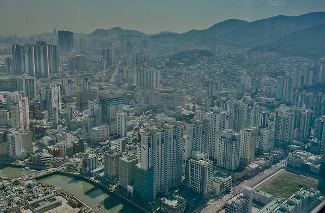 부산국제금융센터(BIFC)에서 내려다 본 부산의 모습. [홍윤 기자]