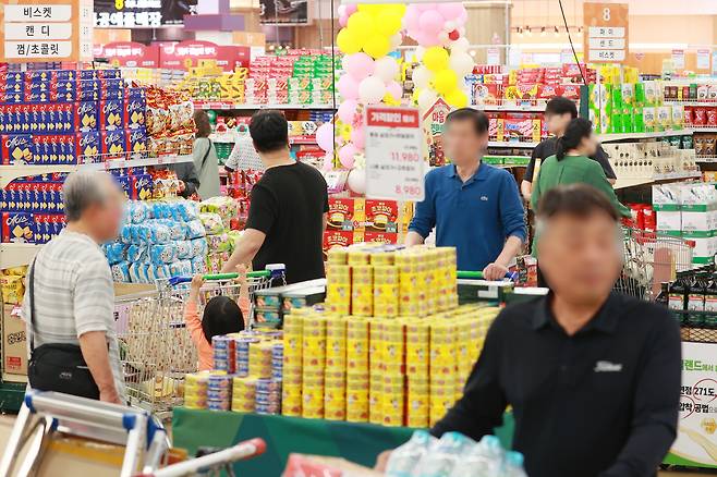 서울의 한 대형마트에서 장을 보는 시민들. [연합]