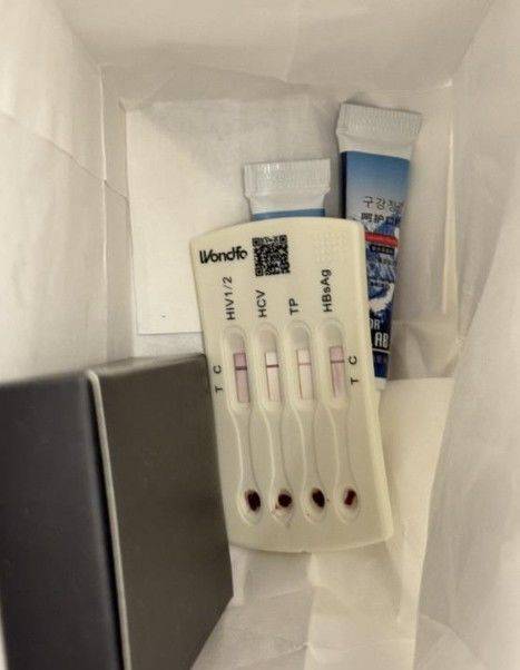 [서울=뉴시스]베이징의 한 고급 호텔에서 혈흔이 남은 인간면역결핍바이러스(HIV) 자가진단 키트가 세면용품에서 발견돼 충격을 주고 있다.(사진=극목신문) *재판매 및 DB 금지