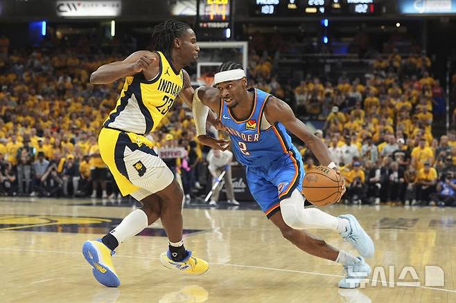 [인디애나폴리스=AP/뉴시스] 오클라호마시티 선더의 샤이 길저스알렉산더가 14일(한국 시간) 미국 인디애나주 인디애나폴리스의 게인브리지 필드에서 벌어진 2024~2025 미국프로농구(NBA) 챔피언결정전 4차전에서 돌파를 하고 있다. 2025.06.15