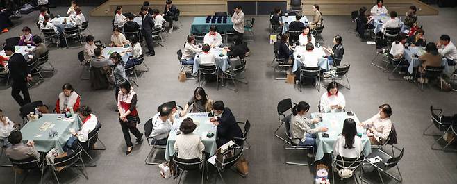 [안동=뉴시스] 지난해 11월 12일 오후 서울 강동구 현대백화점 천호점 문화홀에서 '브리지(Bridge) 게임' 토너먼트 대회 참가자들이 경기를 하고 있다. (사진=현대백화점 제공) *재판매 및 DB 금지