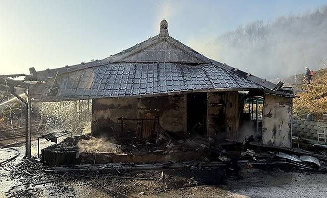 [군산=뉴시스] 22일 오전 4시15분께 전북 군산시 서수면의 한 단독주택에서 불이 나 주택이 그을려있다. (사진=전북도소방본부 제공) 2025.06.22. photo@newsis.com *재판매 및 DB 금지