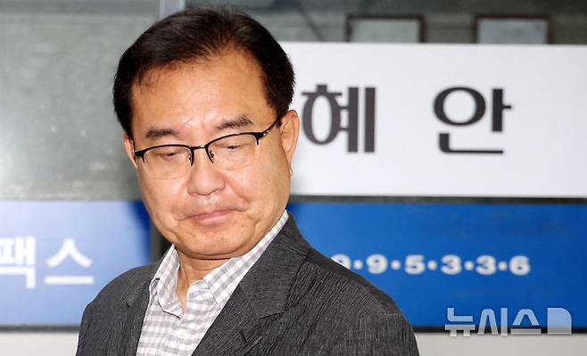 [서울=뉴시스] 추상철 기자 = 채상병 순직사건 외압 의혹을 수사하는 이명현 특별검사가 22일 오전 서울 서초구 서초동 사무실로 출근하며 취재진의 질문을 듣고 있다. 2025.06.22. scchoo@newsis.com