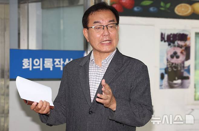 [서울=뉴시스] 추상철 기자 = 채상병 순직사건 외압 의혹을 수사하는 이명현 특별검사가 22일 오전 서울 서초구 서초동 사무실로 출근하며 취재진의 질문에 답변하고 있다. 2025.06.22. scchoo@newsis.com