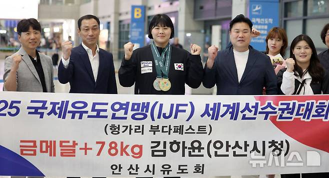 [인천공항=뉴시스] 김선웅 기자 = 헝가리에서 열린 2025 세계유도선수권대회에 출전해 금메달을 획득한 유도 대표팀 김하윤(안산시청) 선수가 22일 인천국제공항을 통해 귀국해 기념사진을 촬영하고 있다. 유도 대표팀은 이번 대회에서 개인전 금메달 1개, 동메달 3개, 단체전 은메달 1개의 성과를 올렸다. 2025.06.22. mangusta@newsis.com