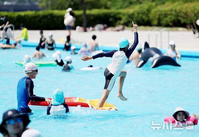 [서울=뉴시스] 김진아 기자 = 무더운 날씨를 보인 22일 서울 서초구 잠원한강공원 수영장을 찾은 어린이들이 물놀이를 하며 즐거운 시간을 보내고 있다. 뚝섬·여의도·잠원한강공원 수영장과 잠실·양화·난지한강공원 물놀이장은 8월 31일까지 73일간 운영한다. 2025.06.22. bluesoda@newsis.com