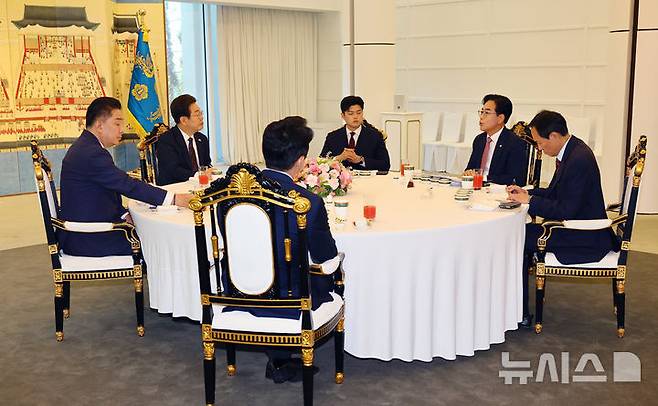 [서울=뉴시스] 최진석 기자 = 이재명 대통령이 22일 한남동 관저에서 열린 여야 지도부와 오찬에서 송언석 국민의힘 원내대표의 발언을 듣고 있다. 왼쪽부터 김병기 더불어민주당 당대표 직무대행 겸 원내대표, 이 대통령, 국민의힘 김용태 비상대책위원장, 송 원내대표, 우상호 정무수석, 강훈식 비서실장. (대통령실통신사진기자단) 2025.06.22. myjs@newsis.com