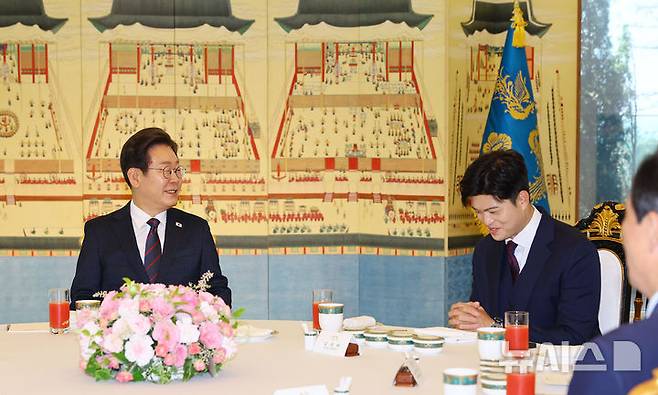 [서울=뉴시스] 최진석 기자 = 이재명 대통령이 22일 한남동 관저에서 열린 여야 지도부와 오찬에서 발언하고 있다. 오른쪽은 김용태 국민의힘 비상대책위원장. (대통령실통신사진기자단) 2025.06.22. myjs@newsis.com