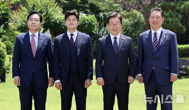 [서울=뉴시스] 최진석 기자 = 이재명 대통령이 22일 한남동 관저에서 여야 지도부와 오찬에 앞서 기념촬영하고 있다. 왼쪽부터 국민의힘 송언석 원내대표, 김용태 비상대책위원장, 이 대통령, 김병기 더불어민주당 당대표 직무대행 겸 원내대표. (대통령실통신사진기자단) 2025.06.22. myjs@newsis.com