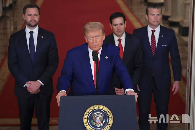 [워싱턴=AP/뉴시스] 도널드 트럼프 미국 대통령이 21일(현지 시간) 백악관 이스트룸에서 미군의 이란 핵 시설 공습에 관해 발언하고 있다. 트럼프 대통령은 "이란의 핵 프로그램에 대한 선제적 조치로, 정밀 타격이 성공적으로 이루어졌다"라고 밝혔다. 이 자리에는 JD 밴스 부통령, 마코 루비오 국무장관, 피트 헤그세스 국방장관이 배석했다. 2025.06.22.