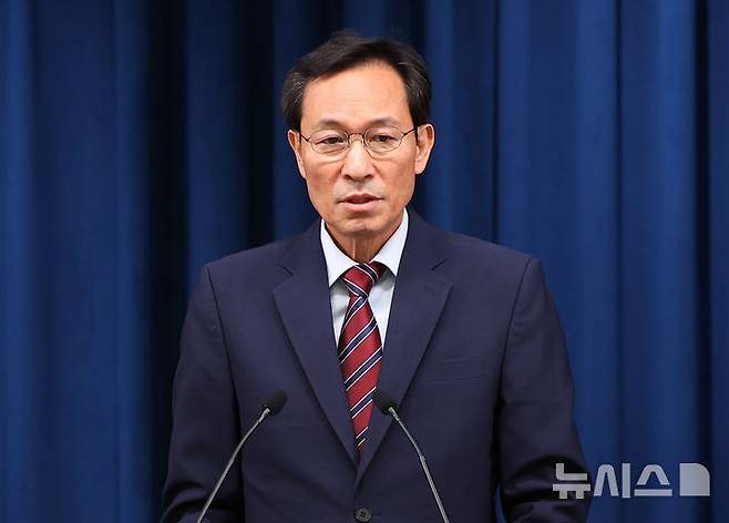 [서울=뉴시스] 최진석 기자 = 우상호 정무수석이 22일 서울 용산 대통령실에서 이재명 대통령의 여야 지도부 오찬 회동 관련 브리핑을 하고 있다. 2025.06.22. myjs@newsis.com