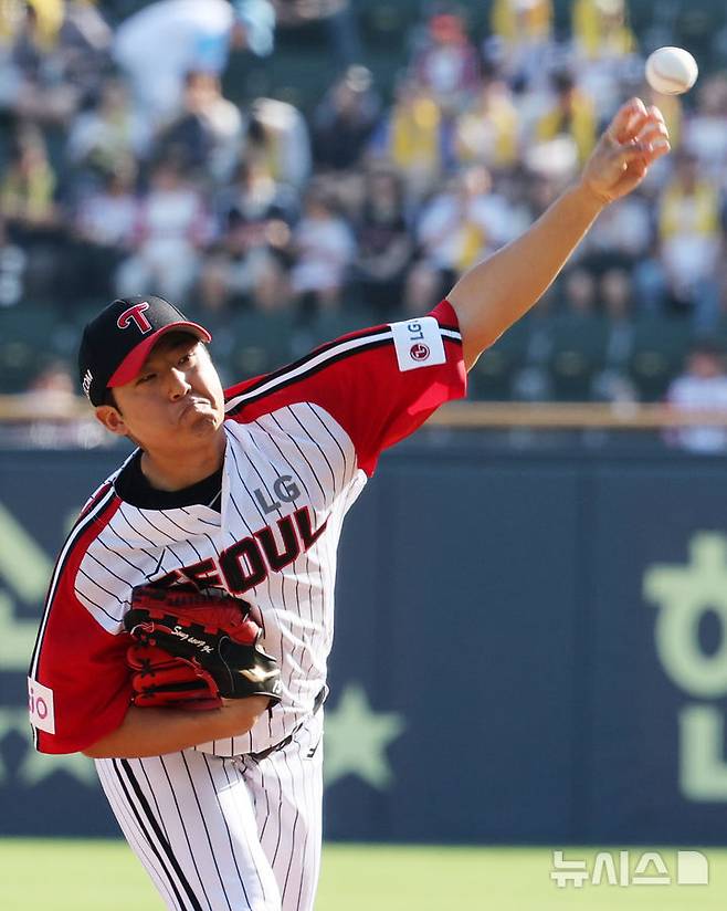 [서울=뉴시스] 배훈식 기자 = 22일 오후 서울 송파구 잠실야구장에서 열린 2025 신한 쏠뱅크 KBO리그 LG 트윈스와 두산 베어스의 경기, 1회초 LG 선발 송승기가 역투하고 있다. 2025.06.22. dahora83@newsis.com