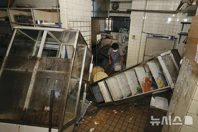 [오사키=AP/뉴시스] 일본 규슈 미야자키현 앞바다에서 8일 규모 7.1 지진이 발생했다. 일본 기상청은 지진 이후 '난카이 트로프' 지진 임시 정보(거대 지진 주의)'를 발령했다. 난카이 트로프 대지진은 일본 시즈오카현 앞바다에서 시코쿠 남부, 규슈 동부 해역까지 이어진 난카이 해곡에서 100∼150년 간격으로 발생한다는 지진으로 일본이 가장 우려하는 지진이다. 2024.08.09