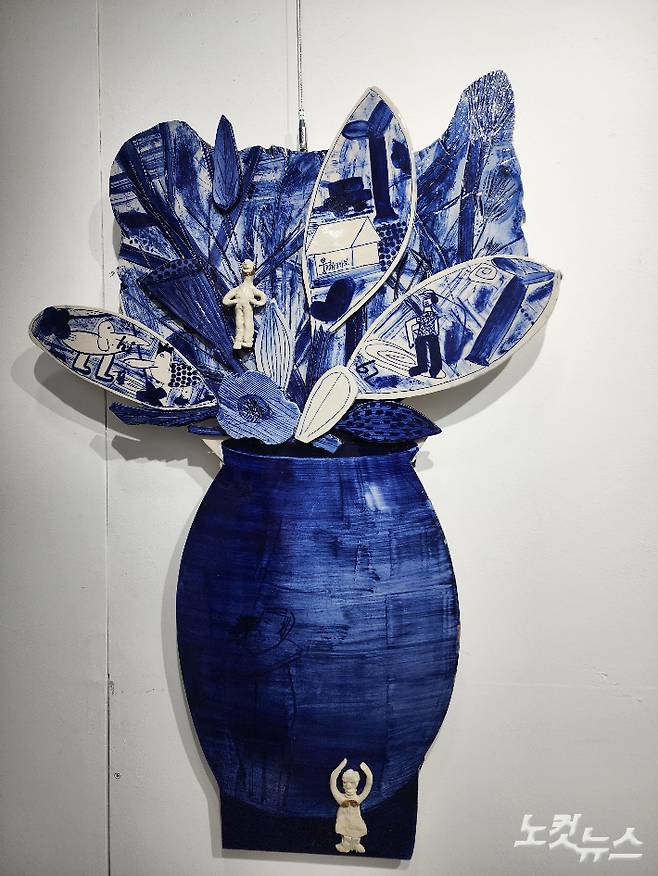 정길영, '또 다른 시간, 또 다른 장소(Another time, Another place)', 1260℃ 환원소성(還元燒成, 가마 속에 산소를 차단해 굽는 기법), , 68x96cm, 2025. 곽인숙 기자