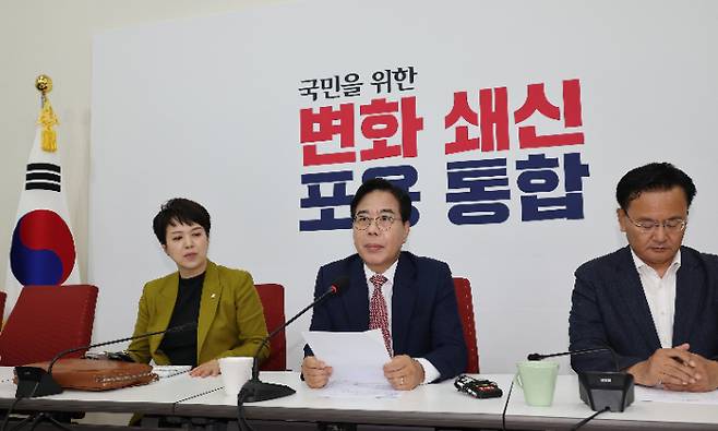 국민의힘 송언석 원내대표가 22일 서울 여의도 국회에서 대통령-여야 지도부 오찬 관련 기자간담회를 하고 있다. 연합뉴스