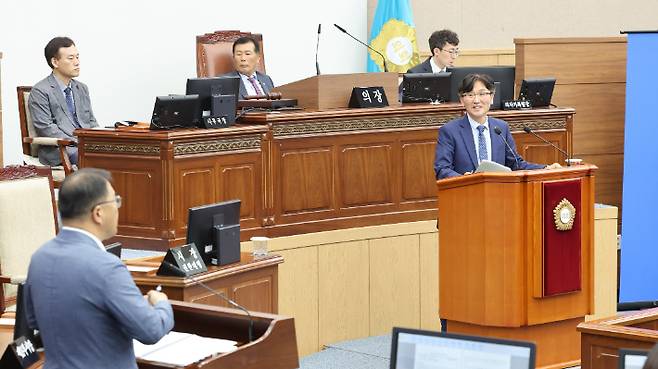 시정질의하고 있는 전홍표 창원시의원. 창원시의회 제공