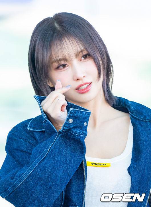 [OSEN=인천공항, 박준형 기자] 트와이스 모모가 24일 인천국제공항을 통해 오니츠카타이거 밀라노 패션위크 참석차 이탈리아 밀라노로 출국했다.  트와이스 모모가 출국에 앞서 포즈를 취하고 있다.   2025.02.24 / soul1014@osen.co.kr