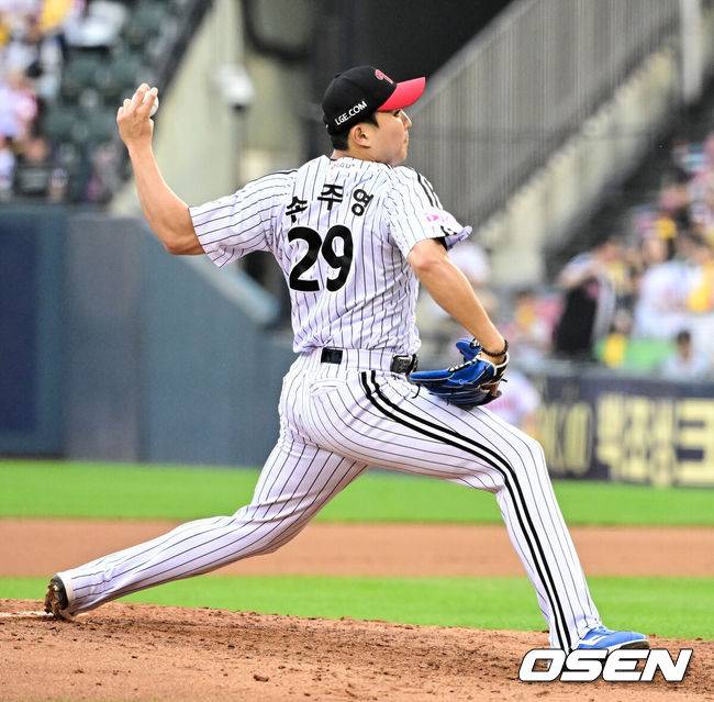 [OSEN=잠실, 지형준 기자] 21일 오후 서울 잠실구장에서 ‘2025 신한 SOL Bank KBO리그’ LG 트윈스와 두산 베어스의 경기가 열렸다.LG는 에르난데스, 두산은 곽빈이 선발로 나섰다.6회초 LG 손주영이 역투하고 있다. 2025.06.21 /jpnews@osen.co.kr