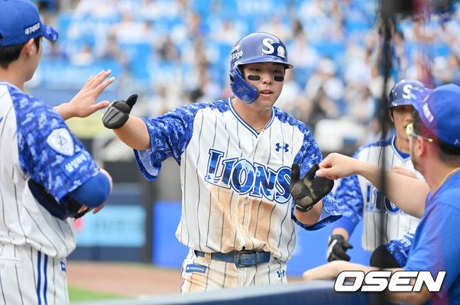 [OSEN=대구, 이석우 기자] 6일 대구삼성라이온즈파크에서 2025 신한 SOL 뱅크 KBO 리그 삼성 라이온즈와 NC 다이노스의 경기가 열렸다. 홈팀 삼성은 원태인이, 방문팀 NC는 김녹원이 선발 출전했다. 삼성 라이온즈 김영웅이 2회말 1사 만루 양도근의 유격수 앞 땅볼때 NC 다이노스 김주원의 송구 실책으로 득점을 올리고 하이파이브를 하고 있다. 2025.06.06 / foto0307@osen.co.kr