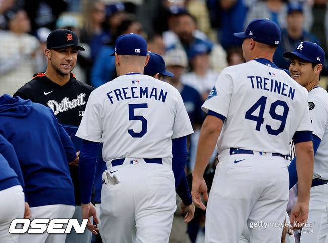 [사진] 디트로이트 잭 플래허티(왼쪽)가 LA 다저스 선수들과 인사하고 있다. ⓒGettyimages(무단전재 및 재배포 금지)