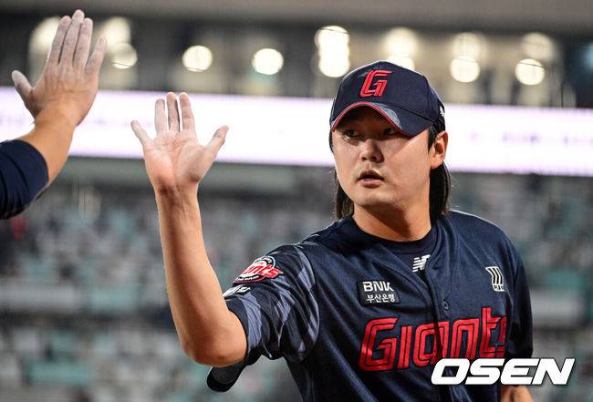 [OSEN=수원, 조은정 기자]12일 오후 수원 KT위즈파크에서 ‘2025 신한 SOL Bank KBO리그’ KT 위즈와 롯데 자이언츠의 경기가 열렸다.이날 홈팀 KT의 선발투수는 소형준, 방문팀 롯데는 김진욱이 나선다.6회말 무실점으로 이닝을 막아낸 롯데 정철원이 야수진과 하이파이브를 하고 있다. 2025.06.12 /cej@osen.co.kr