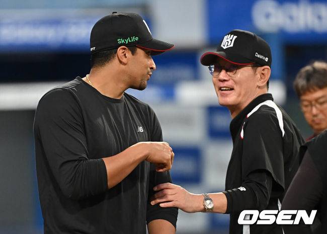 [OSEN=대구, 이석우 기자] 14일 대구삼성라이온즈파크에서 2025 신한 SOL 뱅크 KBO 리그 삼성 라이온즈와 KT 위즈의 경기가 열렸다. 홈팀 삼성은 후라도가, 방문팀 KT는 쿠에바스가 선발 출전했다. KT 위즈 쿠에바스가 삼성 라이온즈에 10-3으로 승리한 후 이강철 감독과 기쁨을 나누고 있다. 2025.06.14 /