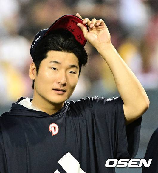 [OSEN=잠실, 지형준 기자] 프로야구 두산 베어스가&nbsp;LG 트윈스에 재역전 승리를 거뒀다.&nbsp;두산은&nbsp;21일 서울 잠실구장에서 열린 2025 KBO리그 LG와 경기에서 6-5로 승리했다.&nbsp;경기를 마치고 두산 곽빈이 승리를 기뻐하고 있다. 2025.06.21 /jpnews@osen.co.kr