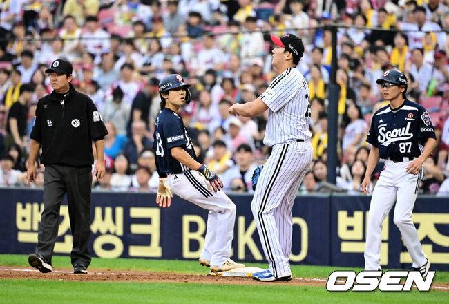 [OSEN=잠실, 지형준 기자] 21일 오후 서울 잠실구장에서 ‘2025 신한 SOL Bank KBO리그’ LG 트윈스와 두산 베어스의 경기가 열렸다.LG는 에르난데스, 두산은 곽빈이 선발로 나섰다.6회초 1사 1,3루에서 두산 이유찬이 견제에 걸렸지만 LG 손주영이 1루 커버에 들어가지 못하며 세이프되고 있다. 2025.06.21 /jpnews@osen.co.kr